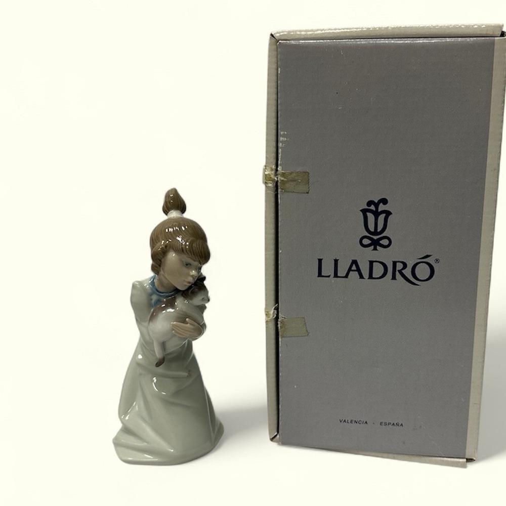 Lladró 5712 Sleepy‎ Kitten Figurine Girl Holding Cat Retired Porcelain w/ Box